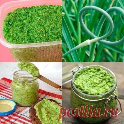 ЧЕСНОЧНЫЕ СТРЕЛКИ ВПРОК
Чеснок (чесночные молодые стрелки) — 500 г
Соль — 0,5 ч. л.
Масло растительное — 1,5 ст. л.
Собранные с чеснока стрелки хорошо помыть и удалить жёсткую часть. Как это сделать стрелочка вам подскажет сама. Мягкая часть стрелки хорошо обламывается при нажатии, а уже огрубевшая часть просто заламывается.
Затем выложить на бумажное полотенце, чтобы убрать лишнюю влагу.
Когда стрелки обсохнут, произвольно их нарежем.
В чашу блендера положим чесночные стрелки, добавим соль,