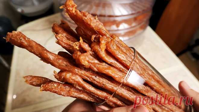 Вкуснейшие чесночные колбаски из обычного куриного филе Вкуснейшие колбаски из фарша с чесноком, так называемые «пивчики», давно завоевали место в сердцах любителей пенного напитка. Это отличная закуска, да и просто приятный перекус в любое время. Предлагаем вам рецепт приготовления чудесной закуски из куриного мяса. Потребуются следующие ингредиенты: