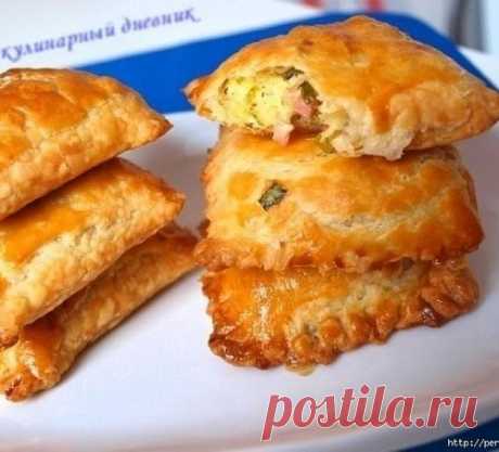 Пирожки из солоеного теста с зеленым луком, сыром и вечиной