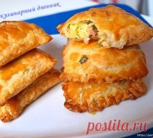 Пирожки из солоеного теста с зеленым луком, сыром и вечиной
