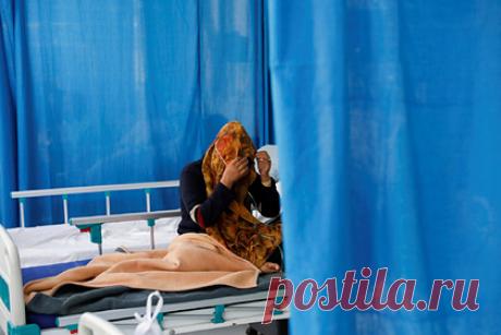 Системе здравоохранения Афганистана предрекли коллапс. Из-за закрытия большинства медучреждений в афганских провинциях больницы в столице республики Кабуле оказались переполнены. Многие медцентры Афганистана прекратили свою работу из-за нехватки лекарств и персонала. Это привело к увеличению нагрузки на кабульские больницы.