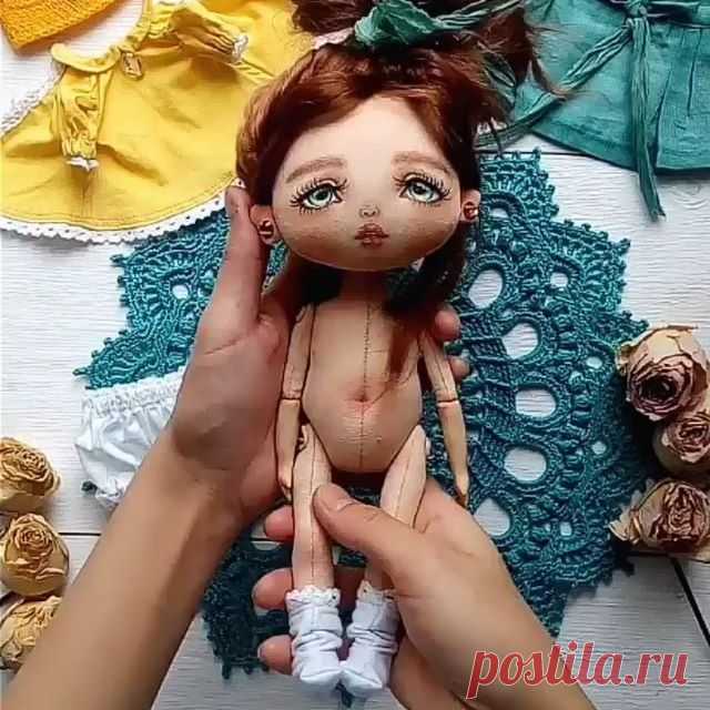 Repost @piki_pups
by @media.repost:
Куколка готова 23 см) 👌❤ И можно посмотреть со звуком 🎶🎷🎺🎻 Все аккуратно и чисто... В кадре! 😂. А заа ним меня ждет уборка комков ниток и творческого хаоса. Ведь во время процесса ничего убирать нельзя,  иначе все идет не так) 😄 краски,  пастель,  ткани,  ленты , инструменты - все радует мой глаз! 🙈😂 Как куколка готова - всё разлетается по местам и начинаешь все с чистого листа,  новые процессы!) 👌
Мне так удобней) 
Любимая отм...