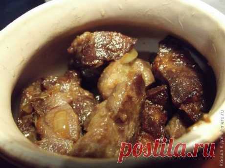 Мясо в горшочках с яблоками