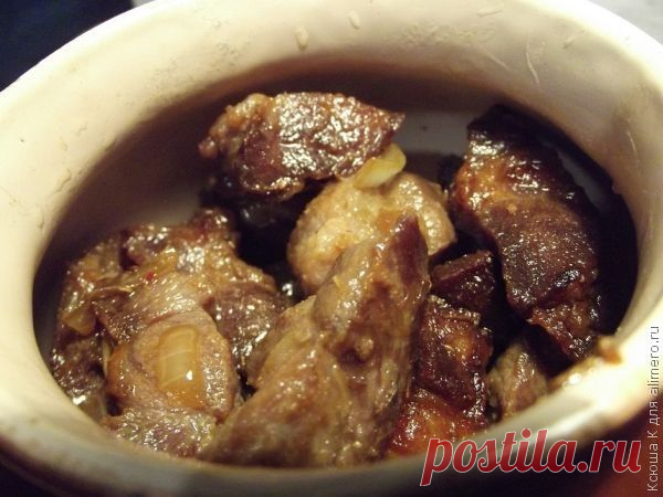 Мясо в горшочках с яблоками