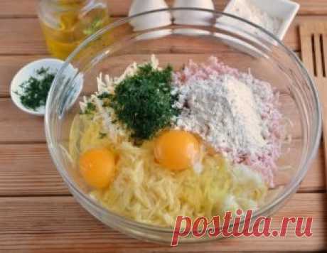 Дранки с ветчиной и сыром● 
Быстро и очень просто! Домашние просто обожают! Сохрани ● 
●Ингредиенты: 
Картофель — 6 шт. 
Лук — 1 шт. 
Ветчина — 200 г 
Сыр твердый — 200 г 
Яйцо — 2 шт. 
Укроп — 1–2 ст. л. 
Мука — 4–5 ст. л. 
Соль — по вкусу 
Перец черный молотый — по вкусу 
Масло рафинированное — 3–4 ст. л. 
●Приготовление: 
1. Подготовьте продукты, очистите картофель, лук, порежьте мелко укроп. 
2. Натрите на крупной терке все ингредиенты: картофель, сыр, ветчину, лук. Добавьте по вкусу со