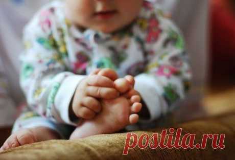 Я беру твою ладошку в руку! И целую венку на запястье. Я не зря испытывала муки, чтоб родить себе такое счастье…