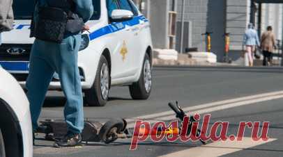 «Перелом и ушибы»: в Подмосковье ищут самокатчика, который сбил ребёнка и скрылся. В Подмосковье родители девятилетней девочки добиваются наказания для самокатчика, сбившего их дочь на детской площадке. По словам родителей, мужчина, ехавший на самокате, после происшествия скрылся. Врачи диагностировали у ребёнка перелом и множественные ушибы. В МВД сообщили RT, что сейчас проводится проверка, по результатам которой будет вынесено процессуальное решение. Читать далее