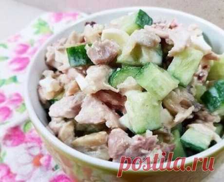 Очень простой и очень вкусный салатик.
Итого на 100 грамм 73.8 ккал
Б/Ж/У 11.6 / 2.25 / 0.96
Ингредиенты:
Куриное филе
Шампиньоны маринованные 150г
Огурец 1 шт
1 яйцо
Сметана 2 ст.л. (У меня 10%)
Соль по вкусу
Приготовление:
Яйцо и курицу отвариваем.
В это время режем огурчик на кубики. Добавляем резаные шампиньоны.
Готовую курицу очищаем от жира и кожи, рубим мелко.
Измельчаем яйцо.
Смешиваем все.
Добавляем соль и сметанку.
Приятного аппетита!
