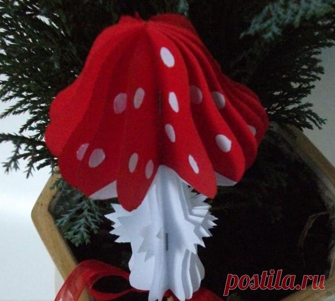 Мухоморчики из бумаги в формате 3D. 
По такому же принципу можно выполнить яркие и сочные фрукты.Только для раскрытия образа интересно сделать аппликацию «в разрезе», закрывая ею металлические скобы.