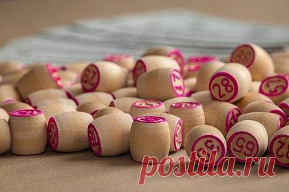 Названо имя выигравшего миллиард рублей в лотерею россиянина. Стало известно имя выигравшего миллиард рублей в лотерею «Русского лото» жителя Тюмени. Им оказался Юрий Семенов, работающий токарем. Победитель планирует разделить выигрыш с женой Светланой, работающей логопедом, и детьми. В первую очередь, как рассказали супруги, они планируют купить просторное жилье в Тюмени.