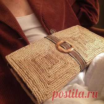 Vintage patterned straw clutch with wooden buckle detail | top zip closure, canvas lining. Great condition. $34 + shipping. First DM/ comment zip code claims. International, please leave country. 🌾SOLD

#esmesdrawertoo#vintage#vintagefashion#fashion#90sfashion#vintagehandbag#strawclutch#clutch#style#styleinspo#fallfashion#winterfashion#pastel#shopsmall#slowfashion#softlook#me#look#love#theworldsteeming