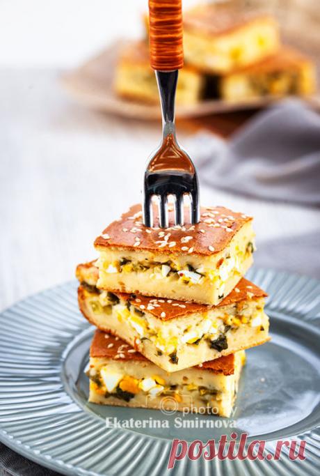 Заливной пирог с зелёным луком и яйцом