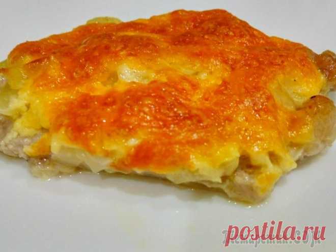 Сочное и мягкое мясо в духовке Восхитительный рецепт сочного и нежного мяса под сырной шубкой. Я готовлю такую свинину практически на все праздники, а также частенько балую своих домочадцев в обыденные дни. Мясо по-французски получ...