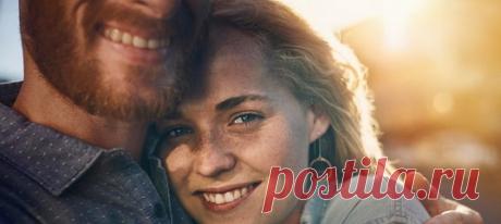 Женщина встречает мужчину мечты: все в нем идеально, кроме разве что мелочей, но ведь у каждого свои недостатки. В начале отношений его хмурость кажется ей загадочностью, агрессивность — признаком страстной натуры. Она делает вывод: мужчина просто нуждается в понимании, любви и заботе. Теперь ее цель — превратить неидеального мужчину в того, кем ему следует быть (с ее точки зрения), и тогда он обязательно станет лучше. Спойлер: не станет. #психологиялюбви #психологияотношений #мужчинаиженщина…