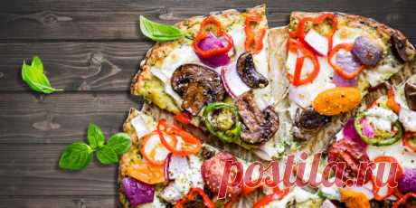 5 рецептов пиццы из кабачков в духовке и на сковороде - БУДЕТ ВКУСНО! - медиаплатформа МирТесен Экспериментируйте с разным кабачковым тестом и дополняйте его сыром, помидорами, колбасой и не только. 1. Пицца из кабачков с сыром и помидорами в духовке В тесте для этой пиццы используется мука и немного сыра. Ингредиенты 2½ кабачка; соль — по вкусу; 2 яйца; ½ чайной ложки разрыхлителя; 50 г