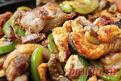 Свинина с зеленым перцем в сладком соевом соусе
Great Food • Лучшие Рецепты


Свинина 500 г
Соус соевый 4 столовые ложки
Сироп имбирный 2 столовые ложки
Соус чили сладкий 3 столовые ложки
Сахар коричневый 1 столовая ложка
Чили-пудра ¼ чайной ложки
Карри порошок ½ чайной ложки
Лук репчатый 1 головка
Чеснок 2 зубчика
Перец болгарский зеленый 1 штука
Масло растительное 3 столовые ложки