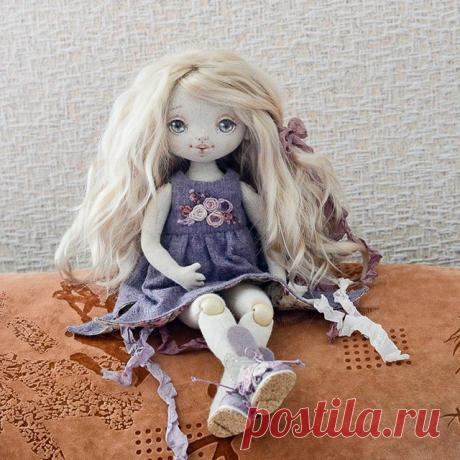 Куколка сидит на диване, а я на чемоданах . Улетаю сегодня обратно в Африку.🌹🌹🌹 Вчера сделала много фото, буду  куклоспамить по дороге🤗 
Малышка получилась чудесной🌹🌹🌹 и мне хотелось бы поблагодарить замечательных мастеров, которые помогали мне в моем творчестве. Это Ирина  @kukolnye_nezhnosti,  поражаюсь ее таланту и обаянию. Ее МК не только очень полезные, но и интересные, спасибо Елене @alena.gmk, очень восхищаюсь ею - по ее мк училась рисовать лица , да и многим...