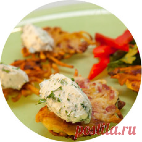 Стейки из баклажана, цукини и красного перца с овощным соусом и картофельными драниками - рецепт | TVeda.ru