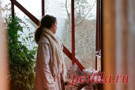 Стало известно о способах британцев сократить расходы на электроэнергию. Рядовые жители Великобритании придумывают различные способы, как сократить траты на электроэнергию и согреться. О некоторых лайфхаках британцев рассказало издание The Guardian. Так, например, 52-летняя Илона Хьюз, которая имеет инвалидность, старается максимально оттянуть момент включения центрального отопления.