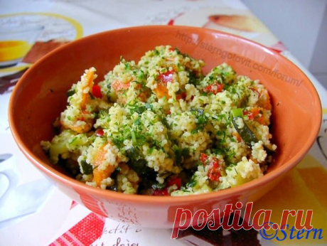 Куриные грудки с кус-кусом, овощами и соусом песто