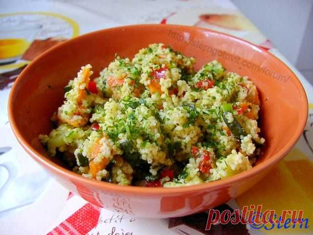 Куриные грудки с кус-кусом, овощами и соусом песто