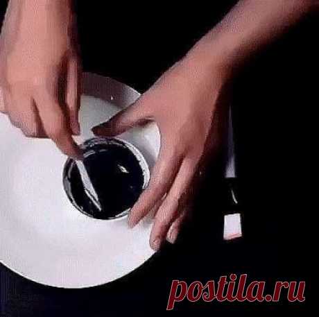 МАСКА ИЗ ЖЕЛАТИНА И УГЛЯ ВЫТЯГИВАЕТ ДАЖЕ ИЗ ГЛУБОКИХ ПОР.