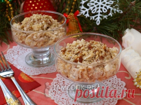 Салат «Дамский каприз» с курицей и ананасом.