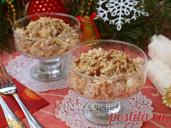 Салат «Дамский каприз» с курицей и ананасом.