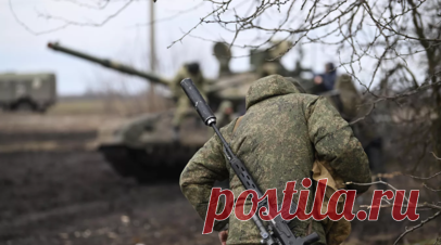 Военкор RT: российский боец в одиночку штурмовал опорник ВСУ и сбил FPV-дроны. Военкор RT Александр Симонов в Telegram-канале показал видео, на кадрах которого российский военный получает ранение, но продолжает в одиночку штурмовать опорный пункт ВСУ на Купянском направлении. Читать далее