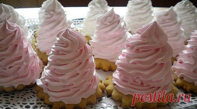 Крем «Мокрое безе». Очень вкусный и нежный! Простой и быстрый рецепт крема для украшения и наполнения любой выпечки.