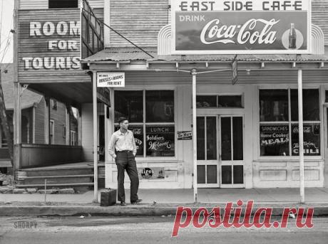 Soldiers Welcome: 1940 December 1940. "Construction of Army training camps around Alexandria, Louisiana. East Side Cafe with rooms for rent, 'Soldiers Welcome,' on highway to Camp Livingston." Acetate negative by Marion Post Wolcott for the Farm Security Administration.
