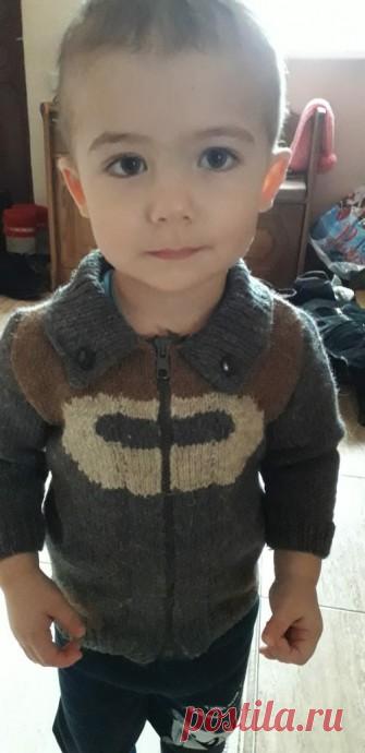 Надвязала кофточку внуку, вот что получилось