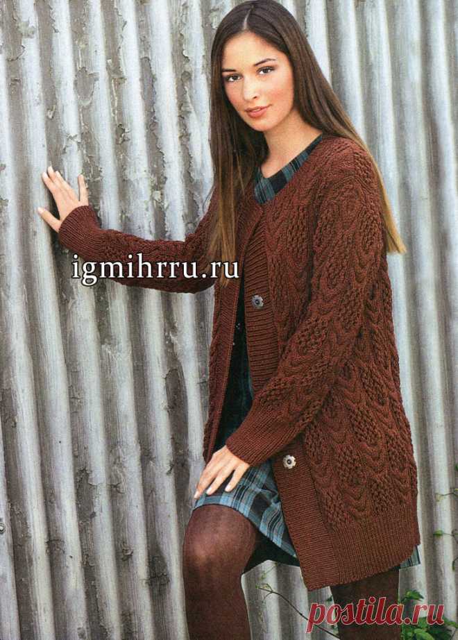 Пальто цвета ржавчины с ажурным узором из кос. Вязание спицамиы