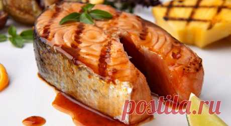 Очень вкусные рецепты приготовления рыбки!!! Смотри видео! - Your Side Рыба фаршированная луком. Рыбу очищаем, потрошим и моем. Натираем солью и перцем, брюхо рыбы нафаршируем мелконарезанным луком. Рыбу обваливаем в муке и отправляем в духовку. Филе рыбы в фольге. Филе рыбы натираем солью и перцем, поливаем соком лимона и даём настояться 30 минут. Из фольги делаем конверт и помещаем туда филе зелень и кусочки сливочного...