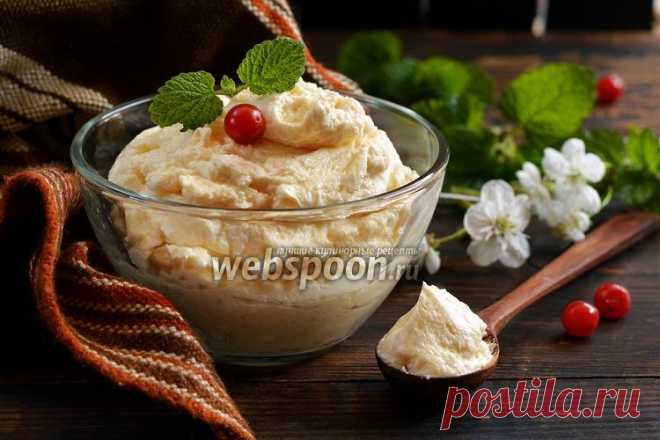 Крем из сгущёнки, сметаны и масла  Как приготовить крем из сгущёнки, сметаны и масла для торта 
Предлагаю вашему вниманию один из очень известных кремов, которые хозяйки очень часто используют при приготовлении своих кулинарных шедевров — крем из сгущёнки, сметаны и масла. Крем получается вкусным и питательным.  
Порция — довольно большая. Такая порция подойдёт для большого торта. Добавление в крем сгущённого молока вместо сахара или сахарной пудры делает его намного нежне...