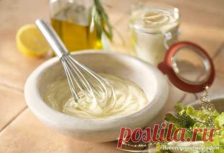 Чем заменить майонез?
Если по каким-либо причинам вы не употребляете майонез, ему найдется достойная замена - это соус, который не уступает майонезу по вкусу.
Заменяем майонез на соус:
3 ст. ложки оливкового масла
1 ст. ложка лимонного сока или яблочного уксуса
1 ч. ложка горчицы (жидкой)
7 ст. ложек сметаны (15%)
соль и перец - по вкусу
Приготовление:
1. Смешиваем до однородной массы масло, лимонный сок, горчицу, соль, перец. Если хотите желтоватый цвет добавьте на кон...