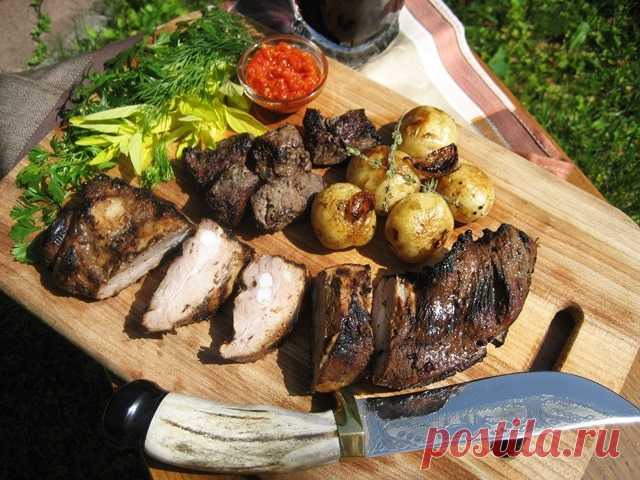 Мясо в смородине, картошка с чесноком и гриль-салат на углях.