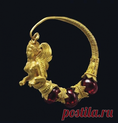 Серьга в форме сирены. Греция, IV-III вв до н.э. 
Золото, гранаты.