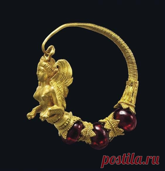 Серьга в форме сирены. Греция, IV-III вв до н.э. 
Золото, гранаты.