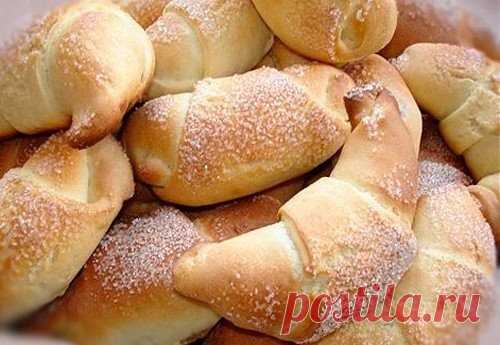 Рогалики на кефире
Нежные, мягкие, вкус просто потрясающий.
Ингредиенты для теста:
- 600 г муки
- 60 г сахара
- 0,5 чайной ложки соли
- 25 г дрожжей
- 200 г кефира
- 50 г молока
- 75 г сливочного масла
- 2 яйца
Для обмазывания:
- 2 желтка
- 2 столовые ложки молока
- кунжут
- мак
Перемешиваем все продукты. Масло топим, молоко нагреваем.
Ставим тесто, чтоб подошло.
Когда подойдет, раскатывает тесто, но не очень тонко. Режем треугольники. Закручиваем рогалики.
Ставим на противень и даем подойти. Ж