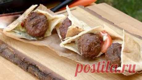 Кюфта в пите с салатом "Подружки не разлей вода" Итак, в нашем рецепте участвуют:


Говяжий фарш
	Петрушка
	Чеснок
	Кориандр
	Зира
	Соль
	Чёрный перец
	Душистый перец
	Кардамон
	Куркума
	Оливковое масло
	Пита из цельнозерновой муки
	Огурцы
	Помидоры…