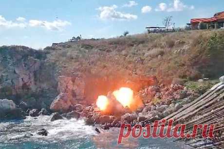 Стали известны подробности об упавшем на черноморском курорте дроне. В Болгарии уничтожили беспилотный летательный аппарат с минометной миной, приземлившийся на черноморском курорте страны. «Дрон был уничтожен в результате контролируемого взрыва, осуществленного группой по обезвреживанию бомб болгарской армии», — говорится в сообщении Министерства обороны Болгарии.