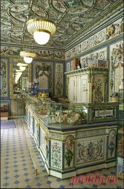 Дрезденская лавка Пфунта — самый роскошный молочный магазин Европы Все началось в 1879 году, когда крестьянин Паул Пфунд загорелся идеей обеспечить жителей Дрездена качественной молочной продукцией. Встал вопрос: как доставлять скоропортящиеся продукты? Ответ пришел быстро: Пфунт арендовал в Дрездене помещение под магазин и разметил в нем… стойла для шести коров, чтобы добывать молоко, как бы мы сейчас сказали, «не отходя от кассы».