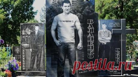 По совести и справедливости Середина рабочего дня. Ко мне в кабинет вламывается Витя. В черной рубашке, в черных брюках, короче в полном прикиде скорбящего, делая грустную гримасу заявляет:- Андрей, "Кулак", умер















…