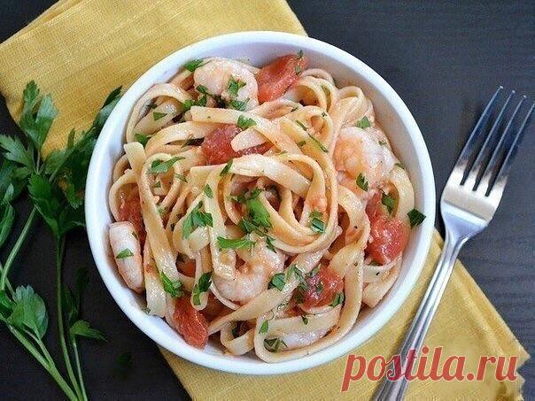 Макароны с креветками в томатном соусе

Эта паста с креветками и томатами придется по вкусу даже тем, кто прохладно относится к морепродуктам в целом и креветкам в частности. Она невероятно простая, но действительно очень вкусная. Обязательно попробуйте!

Ингредиенты:

Креветки (очищенные и без хвостиков) — 200 г
Оливковое масло — 2 ст. л.
Паста фетучини (или любая другая на ваш выбор) — 200 г
Петрушка — 1 горсть
Оливковое масло — 1 ст. л.
Соль — 0,25 ч. л.
Томатная паста ...