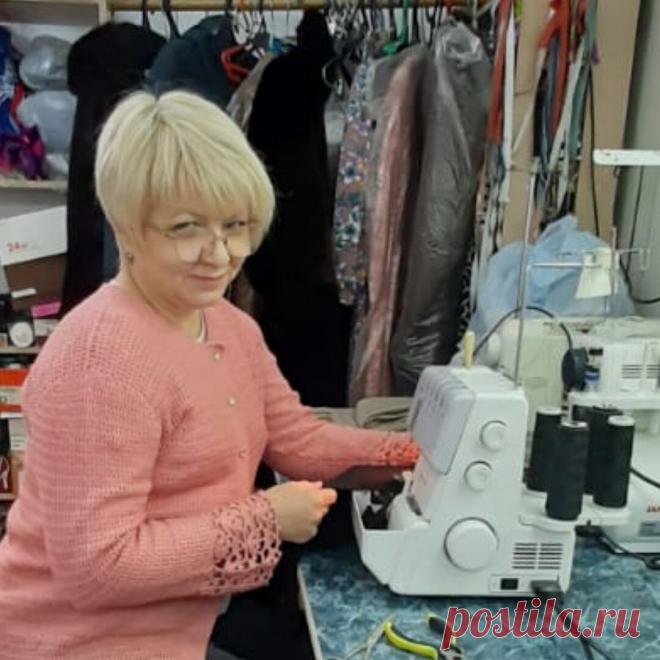 Кто в доме хозяин?  
 
🧵В оверлоке – петлитель. Именно он отвечает за переплетение нитей. У не шибко навороченных оверлоков два петлителя — верхний и нижний. Основное переплетение, которое под силу таким машинам — трехниточный обметочный шов. Одновременно обметывая срез, обрабатывайте им края сыпучих материалов, сшивайте трикотажные детали. 
 
🧵Хотите изменить строчку? Смело регулируйте натяжение нитей. Сильно натяните нить нижнего петлителя, и одновременно ослабите натя...