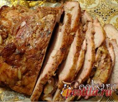 Свинина, запеченная с чесноком Очень вкусное, нежное и сочное мясо с приятным ароматом чеснока. В нашей семье такое мясо готовиться на каждый праздник и каждый раз добавляются различные травы, что делает мясо еще ароматнее и вкуснее. свинина (мякоть, желательно корейка) — 1 кг; чеснок — 8-10 зуб.; соль и перец (по вкусу) ;