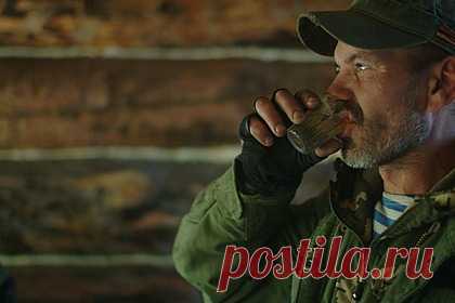 В России предложили изменить упаковку алкоголя и сигарет. Руководитель проекта «Трезвая Россия», депутат Госдумы Султан Хамзаев предложил изменить упаковку алкогольной и табачной продукции. Он призвал ограничить использование государственных символов на этих товаров. Письмо с соответствующей просьбой он направил на имя главы Минпромторга Дениса Мантурова.