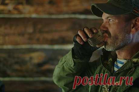 В России предложили изменить упаковку алкоголя и сигарет. Руководитель проекта «Трезвая Россия», депутат Госдумы Султан Хамзаев предложил изменить упаковку алкогольной и табачной продукции. Он призвал ограничить использование государственных символов на этих товаров. Письмо с соответствующей просьбой он направил на имя главы Минпромторга Дениса Мантурова.