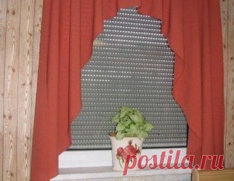 Занавеска Каскад на кухню. 
Предлагаем вашему вниманию замечательную штору на кухню. Очень хороша для тех, кто хочет научиться шить. 
На фото занавеска "Каскад". Назвали ее так, потому что она легко струится из под потолка кухни, придавая ей изящное достоинство. 
Если вы посмотрите на конструкцию, то увидите, что это практически прямой кусок, в середине которого всего лишь вырезана полуокружность. 
В приведенных ниже расчетах окно размером: высота - 150см, ширина - 130 см....